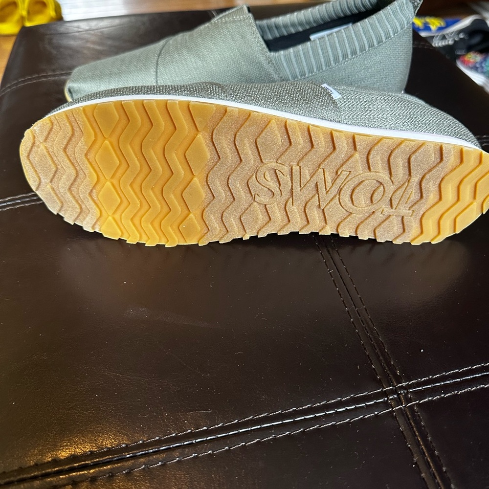 Womens Toms Resident.